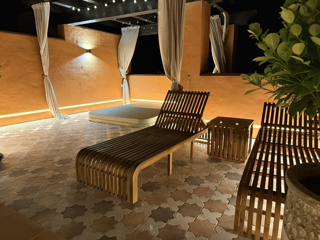 Terraza del ático con jacuzzi y vistas